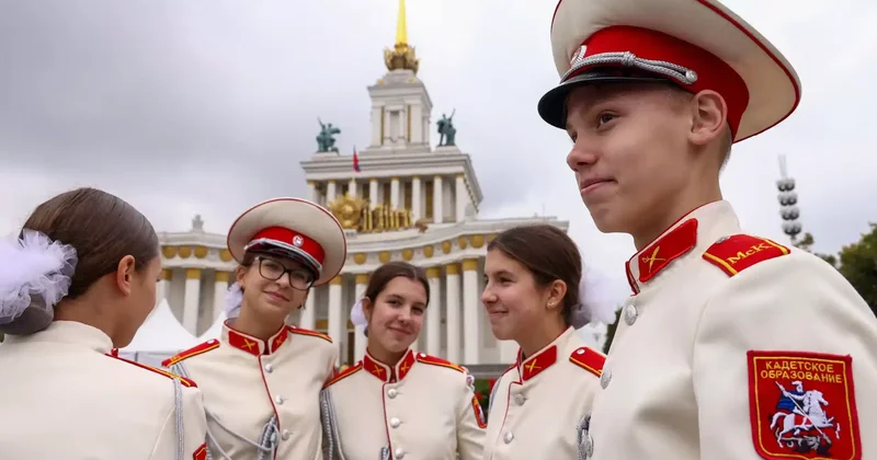 “Putin şagirdləri müharibəyə hazırlayır və məktəbləri hərbi düşərgəyə çevirir“ “The Wall Street Journal“