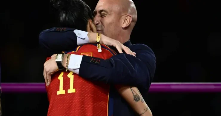 Futbolçunu dodağından öpən federasiya prezidentinə yumurta atdılar