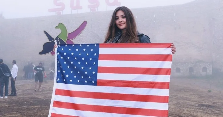 Van Dammın gəlini Amerika bayrağı ilə Şuşada