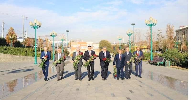 Nümayəndə heyətimiz Daşkənddə Ümummilli Liderin abidəsini ziyarət etdi FOTOLAR