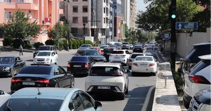Paytaxtda nəzarətsiz qalan yol: Keçənlər təngə gəlirlər VİDEO