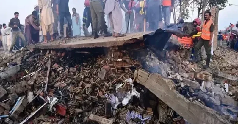 В Пакистане при взрыве на фабрике фейерверков погибли семь человек