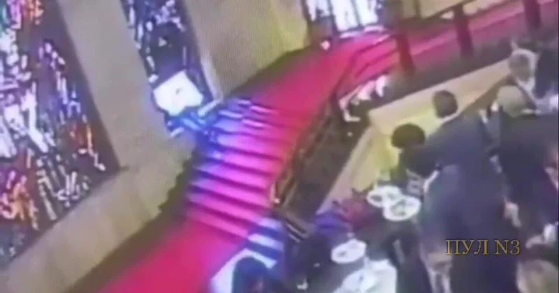 Член горсовета Сардинии споткнулся и чуть не выпал с окна ВИДЕО