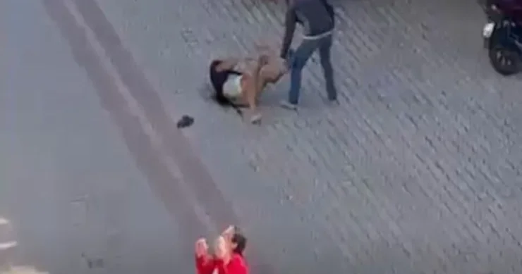 Anasının sevgilisini küçədə öldürdü 22 bıçaq zərbəsi