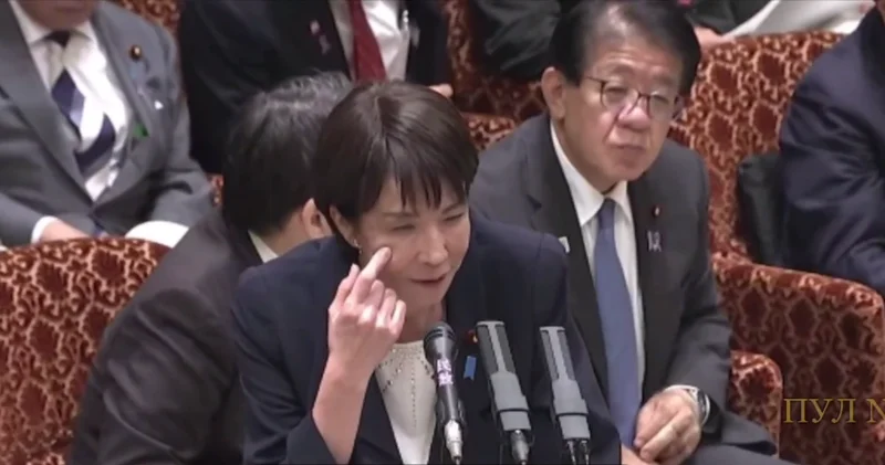 Премьер Японии пожаловалась на тяжелую работу и недосып ВИДЕО