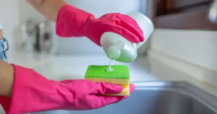 Qadınlar bunu bilmir: Sən demə qabyuyan süngərlər buna görə rəngli imiş