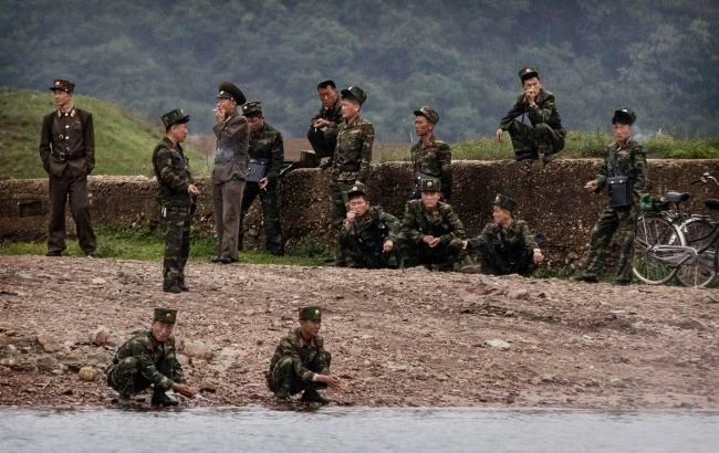 Şimali Koreya əsgərləri döyüşdən nizamsız şəkildə qaçırlar...