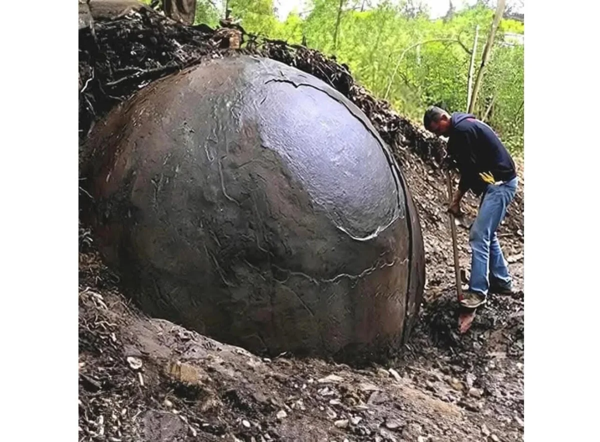 Böyük daş kürələri yad planetlilər gətirib? FOTO