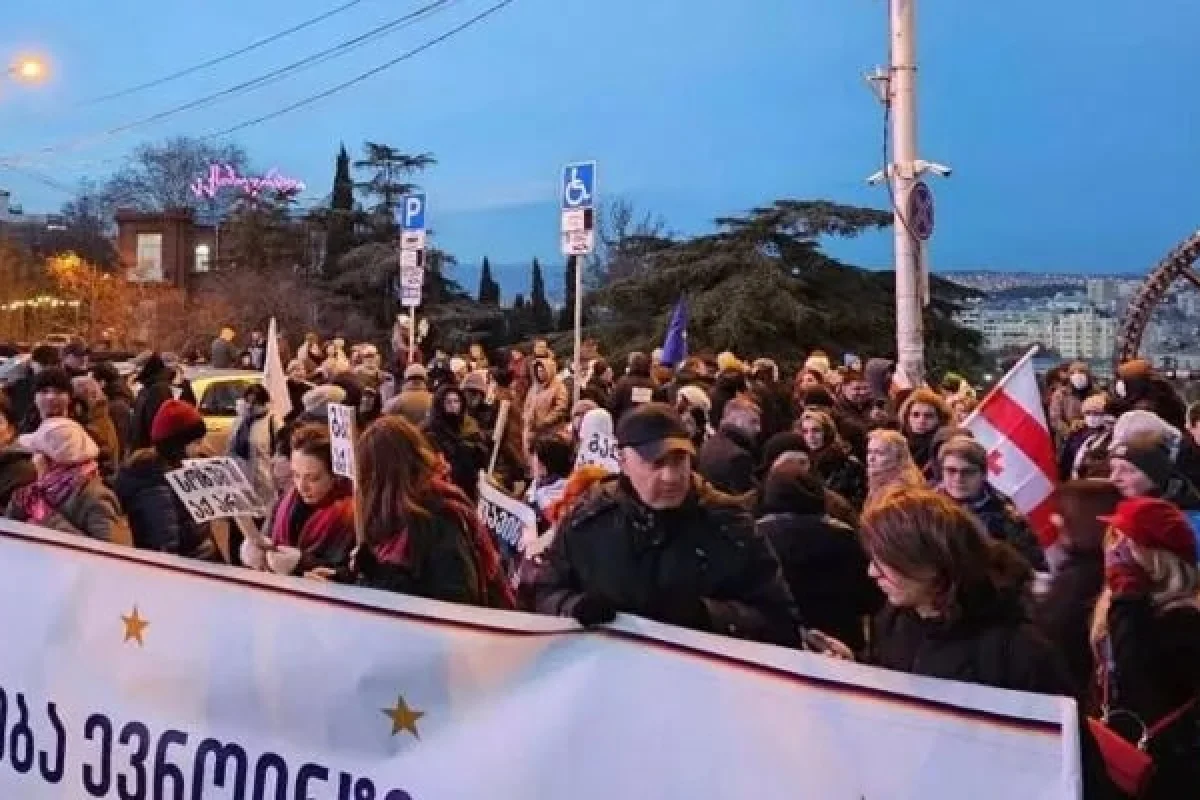 В Тбилиси вновь протестные шествия. Зурабишвили вышла к протестующим Haqqin