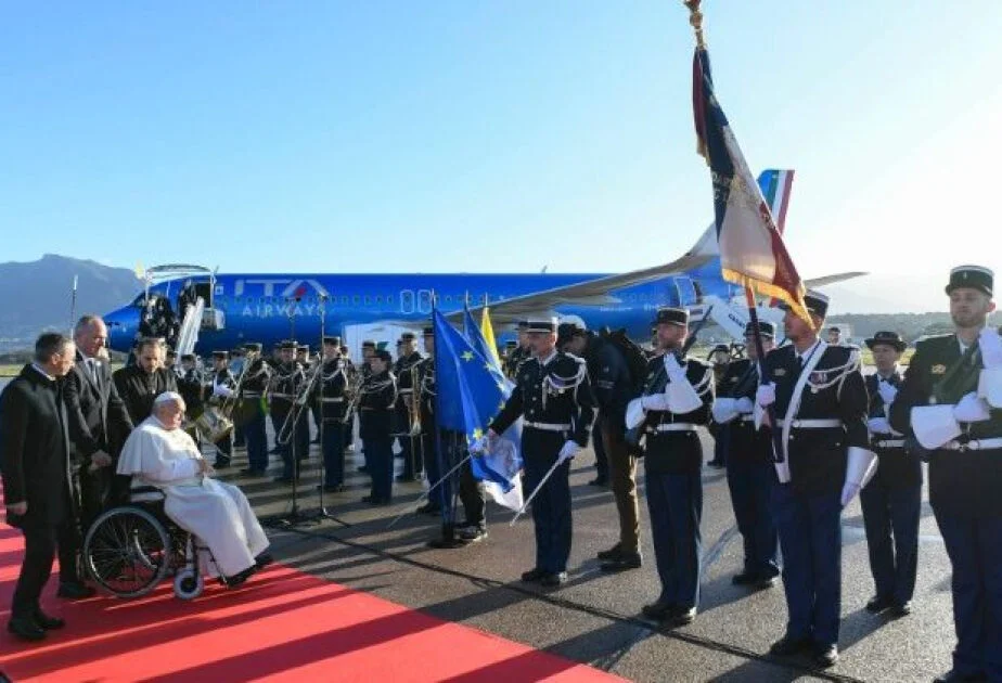 Roma Papası Korsika adasında