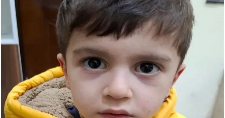 Polis bu uşağın valideynlərini AXTARIR