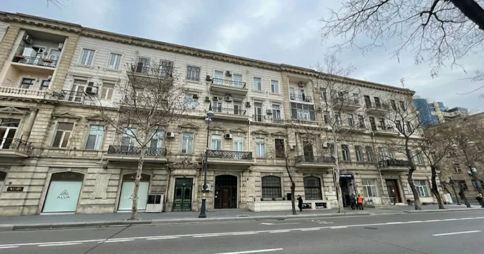 Səbaildəki eyvan təbii səbəblərdən uçub; suvaq da vurulmayıbmış FOTO