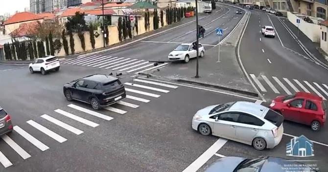 Bakıda içərisində sərnişin olan maşın öz özünə hərəkət edərək svetoforu aşırdı ANBAAN GÖRÜNTÜLƏR
