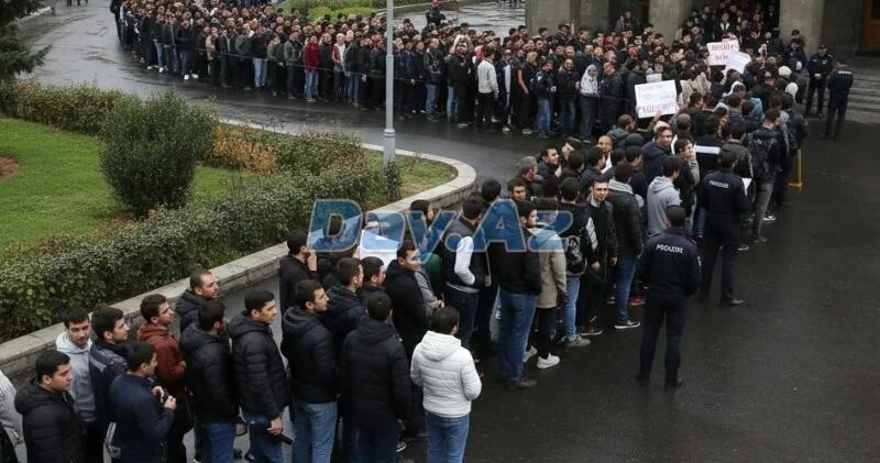 В Армении назвали цену страха у военкоматов выстроились толпы