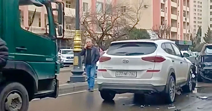 Yasamalda ara məsafəsi saxlamayan sürücülər zəncirvari qəza törətdi VİDEO