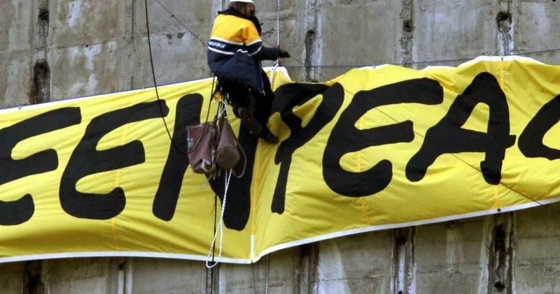 Активисты Greenpeace заняли крышу экологического ведомства в Праге