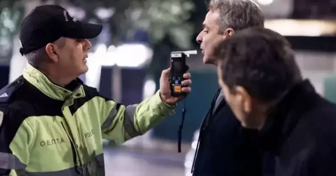 Yunanıstanın baş naziri yol polisi tərəfindən alkohol yoxlamasına cəlb edilib
