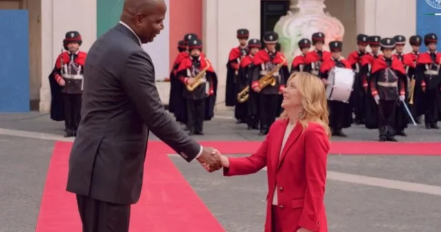 Boyu 2 metrdən uzun olan prezidentlə yan yana gəldi, ortaya bu mənzərə çıxdı (VİDEO)