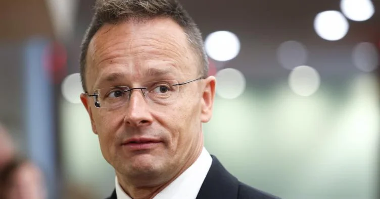 Siyarto Sibiqanı tənqid etdi