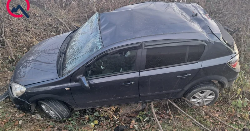 Avtomobil dirəyə çırpıldı, 2 nəfər yaralandı Fotolar