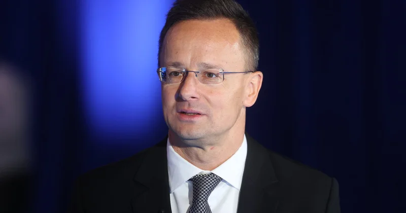 Siyarto: Aİ Rusiya ilə müharibəyə hazırlaşır və Ukraynada hərbi zavodlar tikmək istəyir