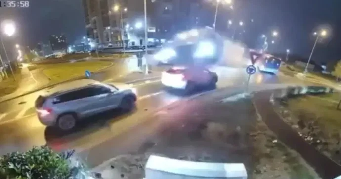 Şəkər komasına düşən sürücünün maşını belə “uçdu” VİDEO