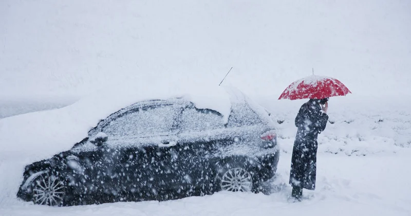 Ekspert qarda ilişən avtomobili çıxarmağın yollarını açıqladı