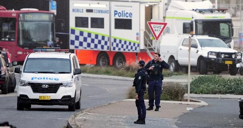 Yalın əllə terrorçunu belə zərərsizləşdirdi Video