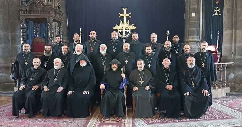 Литургия с политтекстом: Пашинян о том, как церковь стала партией