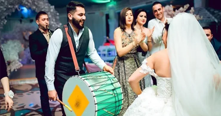 Toylar azalıb, restoranlar qan ağlayır Gənclər niyə evlənməkdən qaçırlar?