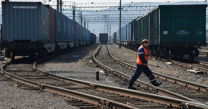 Tacikistanda yanacaq daşıyan yük qatarı relsdən çıxdı