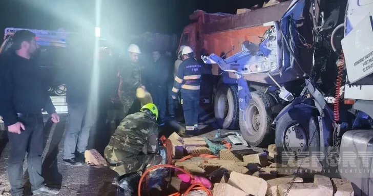 В Гаджигабуле грузовик DAF врезался в КамАЗ: есть погибший