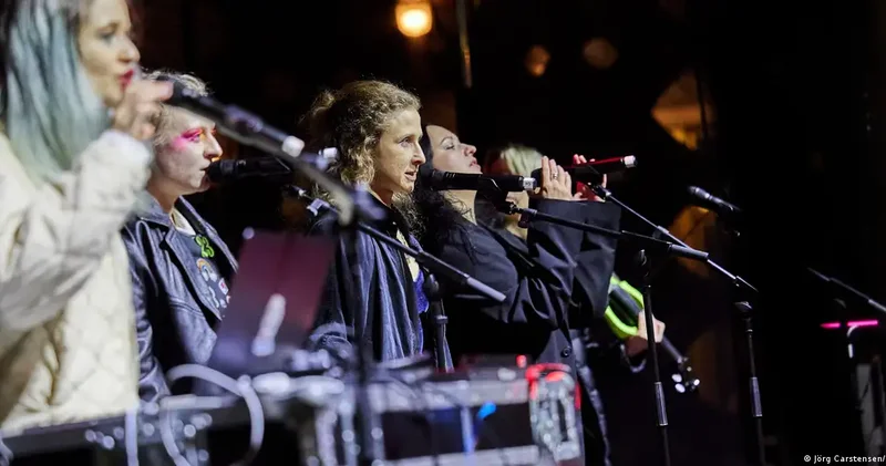 “Rusiyada “Pussy Riot“ qrupunun üzvləri 8 ildən 13 ilə qədər həbsə məhkum edilib“ “Deutsche Welle“