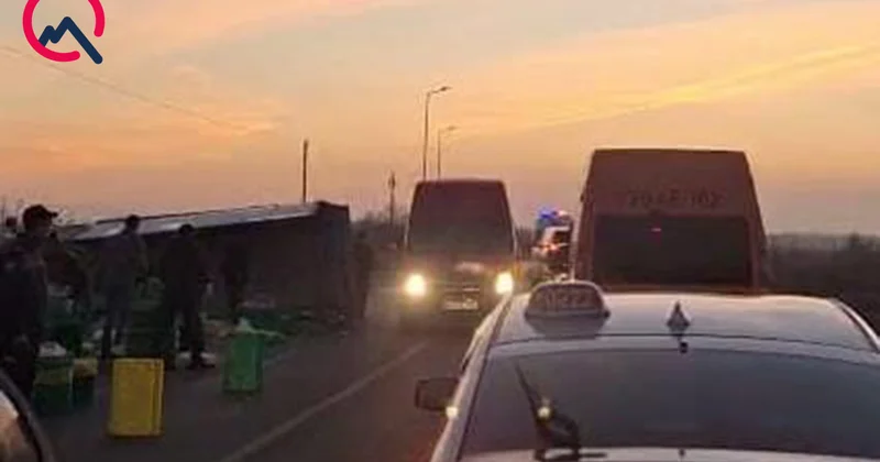 Üç avtomobil toqquşdu Broyler toyuqları ətrafa dağıldı