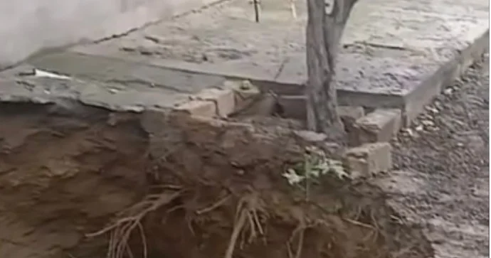 Bakıda kanalizasiya torpağı yuyub aparıb; evin fundamenti yox imiş VİDEO