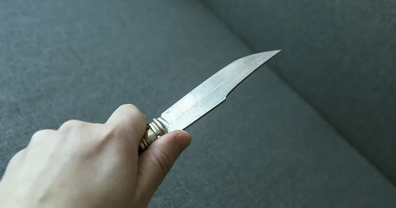 Riyaziyyat müəllimini kürəyindən bıçaqladı