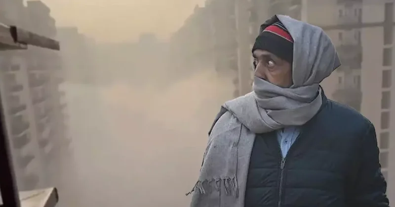 Hindistanda fövqəladə vəziyyət Yüzlərlə uçuş və qatar gecikdi FOTO