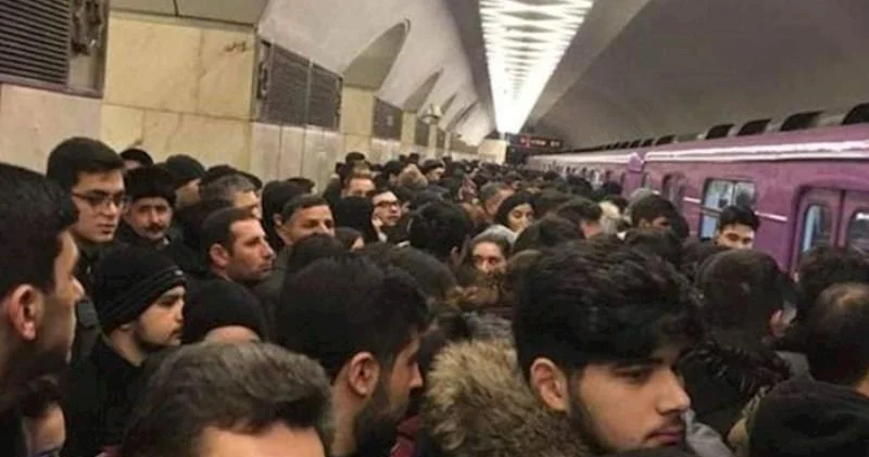 Metroda sıxlıq müşahidə olunur Qatarlar tunellərdə dayanıb