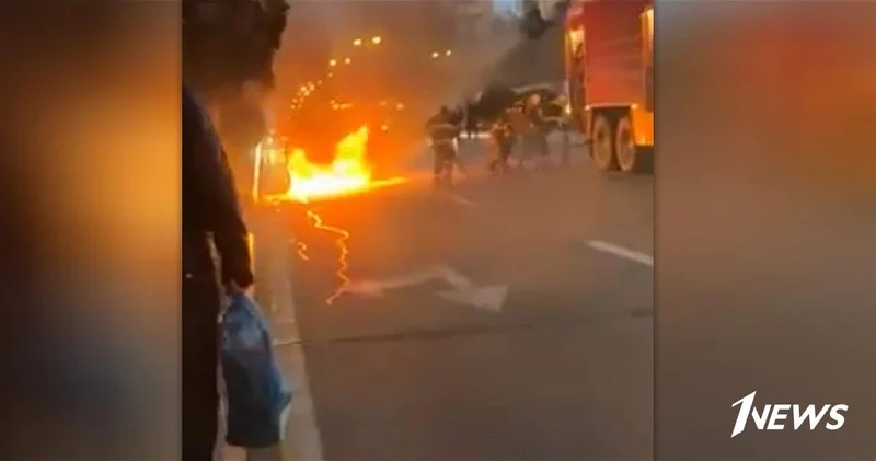 В Баку горит автомобиль ВИДЕО