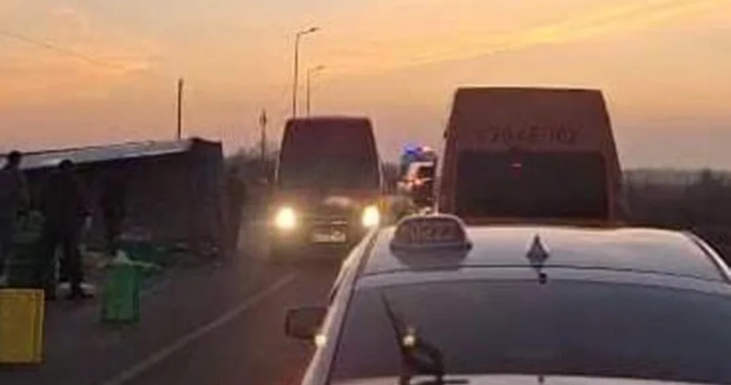 Üç avtomobil toqquşdu Broyler toyuqları ətrafa dağıldı