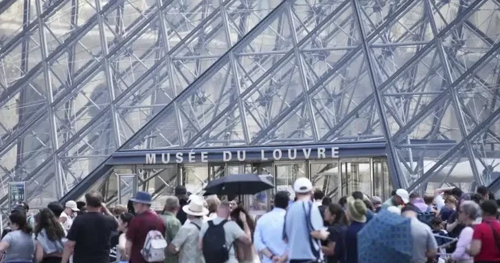 Почему Лувр закрыл свои двери для посетителей?