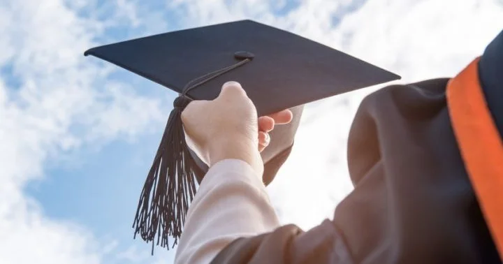 Bədbəxt hadisə: Azərbaycan universitetində tələbə yıxıldı