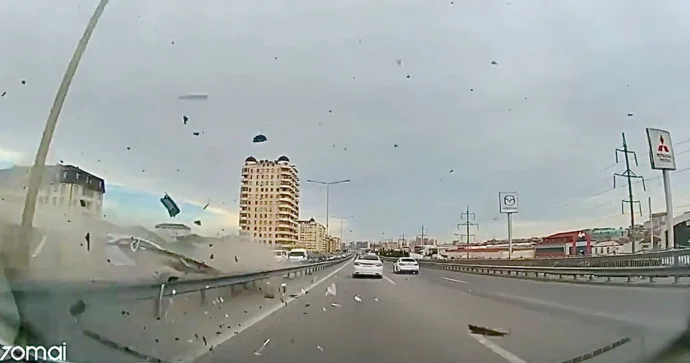 Masazırda təhlükəli manevr dəhşətli qəzayla nəticələndi 4 maşın… ANBAAN VİDEO