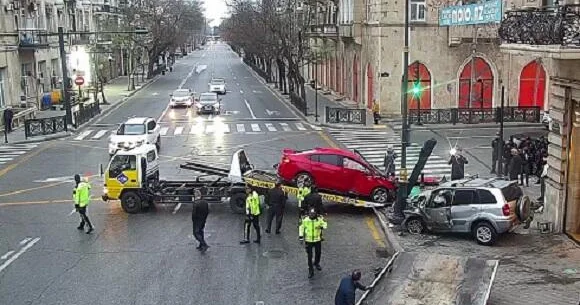 Öz özünə gedən maşın svetoforu yararsız hala saldı Video