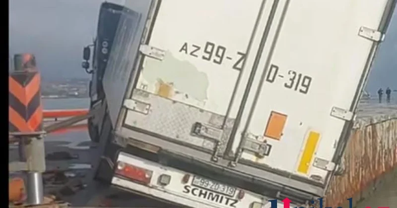Agro Logistics in yük maşını Bakıda dənizə düşməklə üzləşdi VİDEO