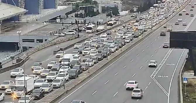 Bakının sıxlıq müşahidə olunan yollar