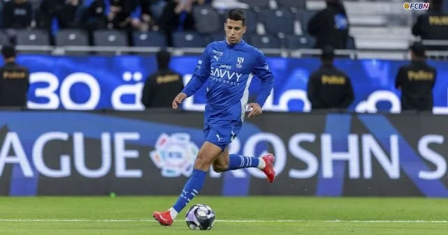 Məşhur futbolçu onu çəkən azarkeşə hücum etdi VİDEO