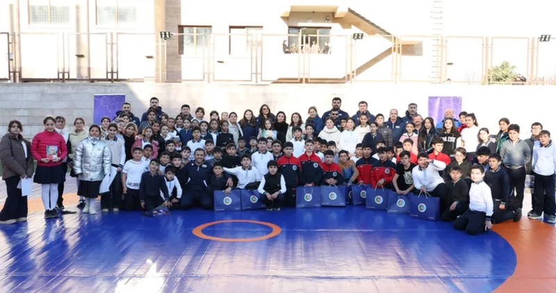 Звезды азербайджанской борьбы встретились со школьниками и студентами в Ханкенди