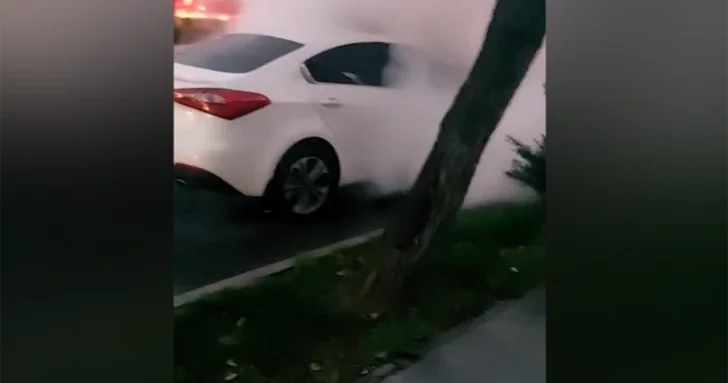 Пожар в автомобиле в центре Баку оперативно ликвидирован