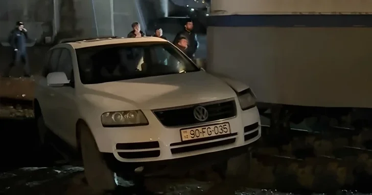 В Баку Volkswagen столкнулся с поездом
